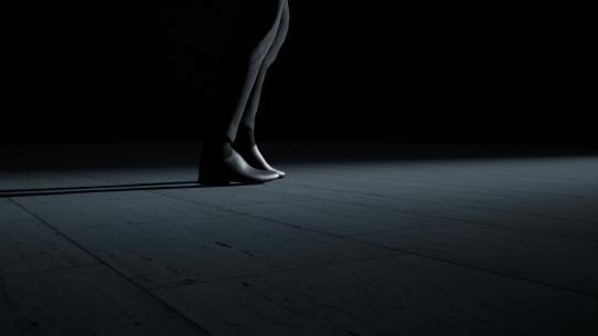 开门建筑光影 脚步光影逆光前行