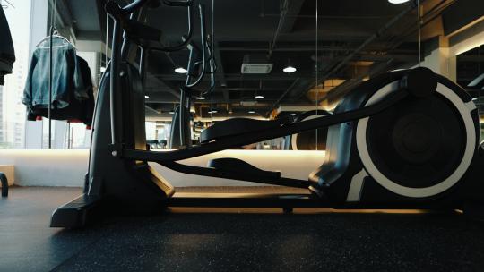 与健身房有关的运动设备以及健康生活方式