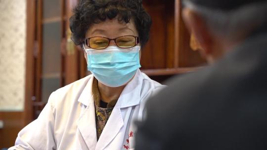 中医专家问诊 中医门诊环境 医生抓药