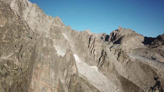 瑞士阿尔卑斯山的岩石和陡峭的山脉。无人机俯瞰视频素材模板下载