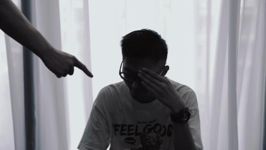 男子窗边被批评崩溃谩骂