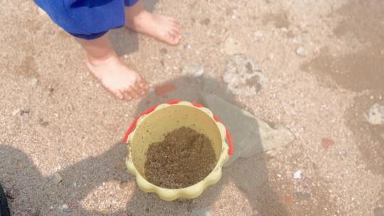 小孩子玩泥沙