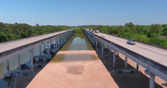 德克萨斯州休斯顿圣哈辛托河大桥上行驶的汽车天线