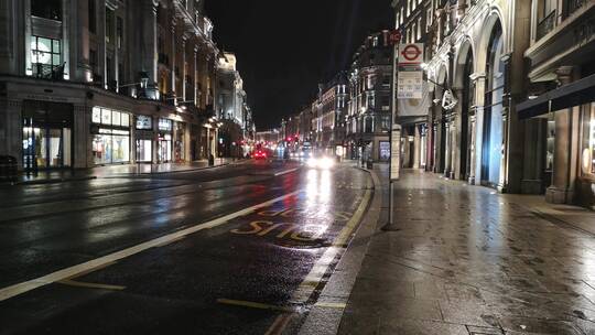 细雨夜晚城市街道上车辆交通的低角度拍摄