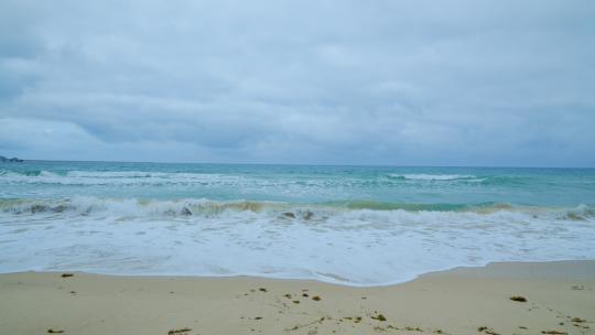 波涛汹涌 海浪拍打沙滩 海边浪花