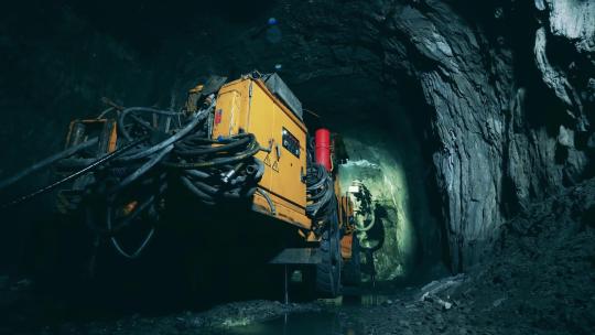 在地下矿井隧道中勘探工作的多功能勘探钻机