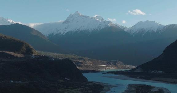 西藏派墨公路山峦河流航拍