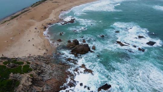 海南省万宁市神州半岛阴天海岸线海浪航拍视频素材模板下载