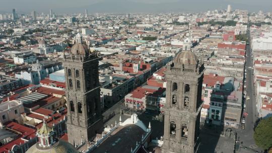 墨西哥普埃布拉历史中心白天的普埃布拉大教堂钟楼。-天线