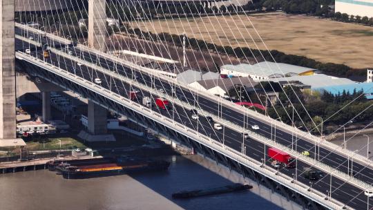 跨江大桥上的车流