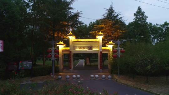 公园中式牌坊夜景