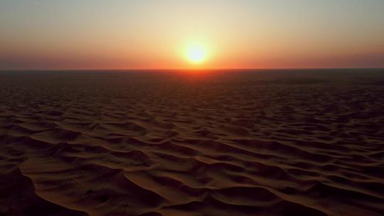 金色夕阳下的腾格里沙漠