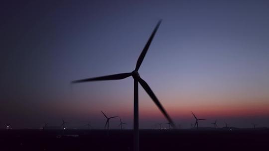 夕阳下的风力发电机风车