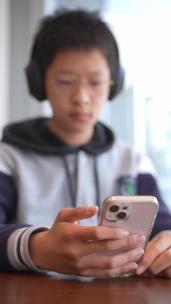 中学生使用手机上网课在线教育