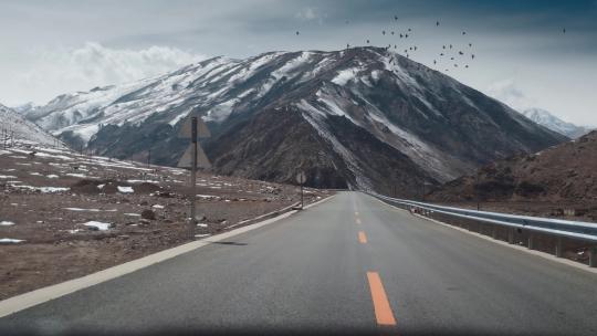 西藏旅游风光车窗外雪山318国道
