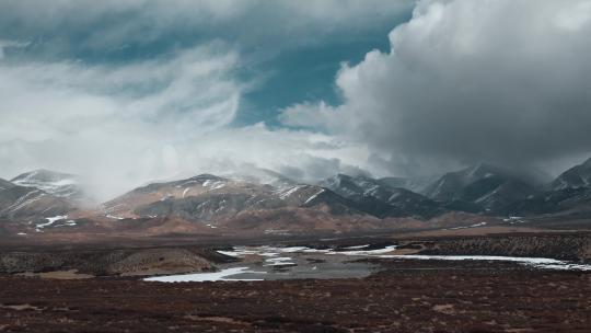 西藏旅游风光云雾笼罩冈底斯山沼泽视频素材模板下载