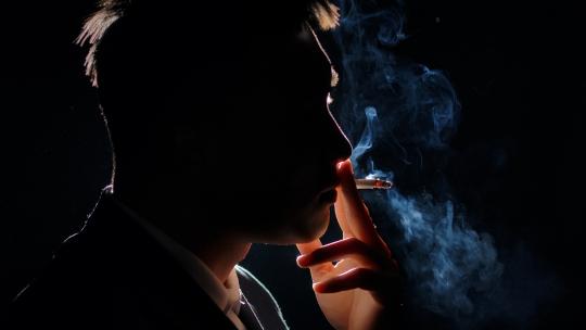 男人吸烟抽烟烟雾缭绕戒烟烦躁思考视频素材模板下载