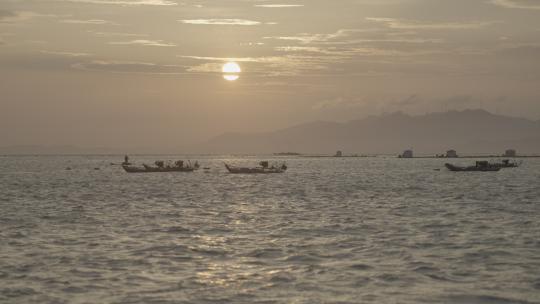 海上日落和渔船