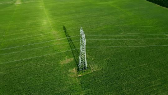 俯视图：乡村场景中的电线塔