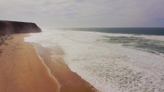 普拉亚格兰德海滩在辛特拉，里斯本，葡萄牙，在大西洋海岸，一个美丽的沙滩