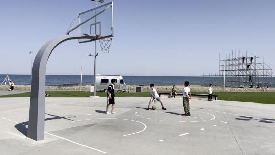 阿那亚海边篮球场打球的小孩子视频素材模板下载