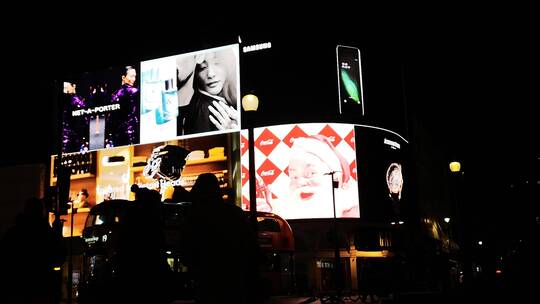 电子广告牌照亮伦敦街头的夜晚