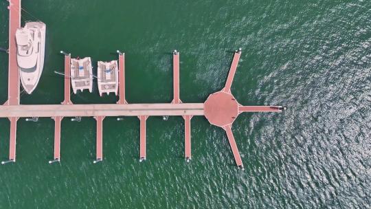 航拍沿海城市海岸线游艇码头