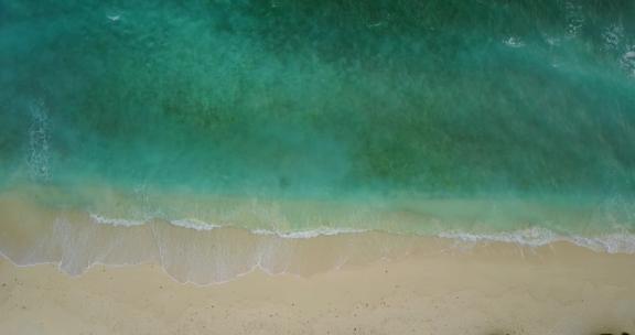 白天飞越复制空间拍摄白沙天堂海滩和蓝色大海背景在4K
