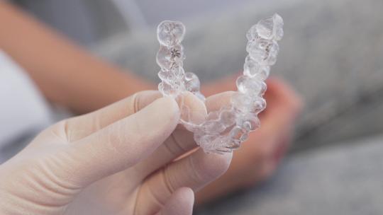 医生讲解可拆卸塑料牙套
