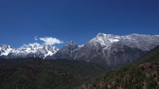 航拍高原雪山风光