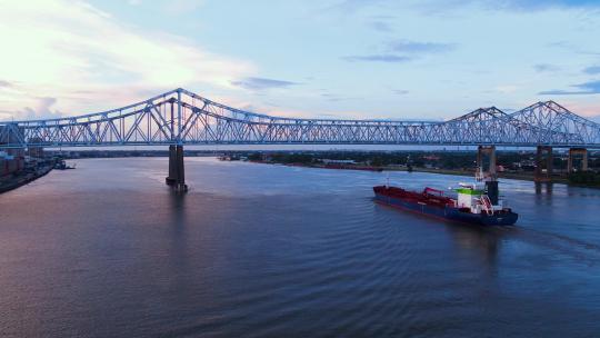 繁忙的密西西比河靠近标志性大桥或新奥尔良
