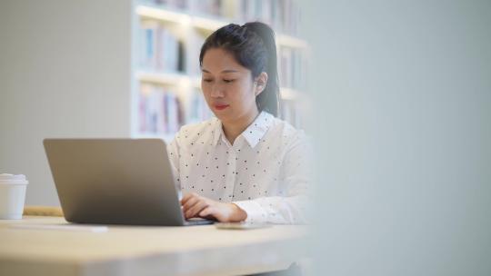 职业女性在办公室用笔记本电脑工作