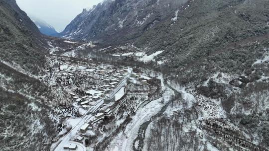 航拍雪后四姑娘山双桥沟景区藏式乡村田园