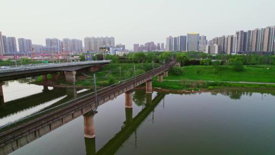 航拍跨江铁路大桥火车车轨铁轨视频素材模板下载