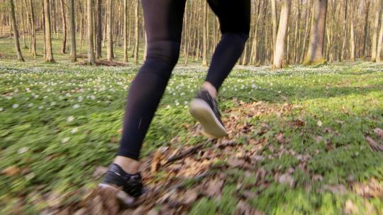 女人在户外森林里跑步慢动作视频素材模板下载