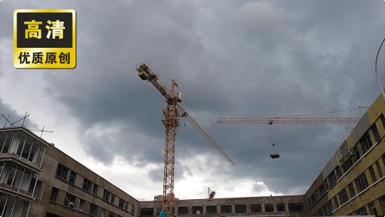 雨天建筑工地施工 塔吊吊车 高楼建筑施工