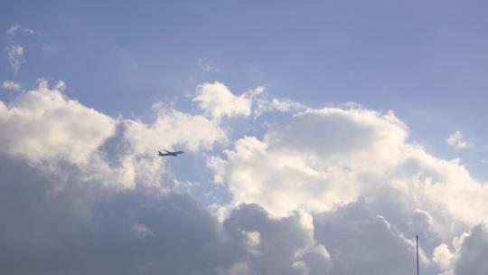 4K飞机在蓝天白云飞行