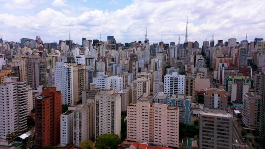 白天圣保罗天空线摩天大楼城市景观的空中全景天桥。巴西