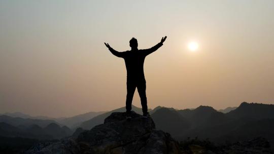 一个人站在山顶张开双手拥抱未来放空自己视频素材模板下载