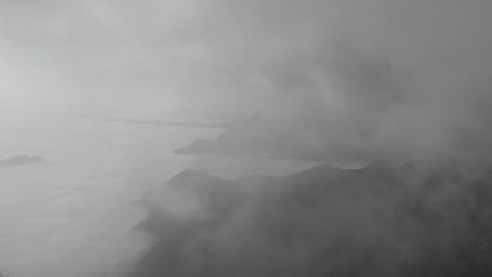 航拍山谷起雾云海流云层流雾，分辨率4K