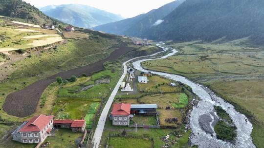 航拍川西高原贡嘎山乡上城子村藏式民居田园
