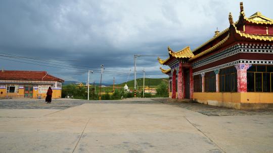 四川阿坝州藏族寺庙郎依寺建筑群视频素材模板下载