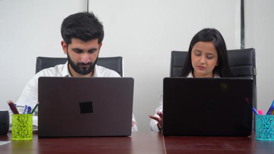 两位员工在电脑前工作