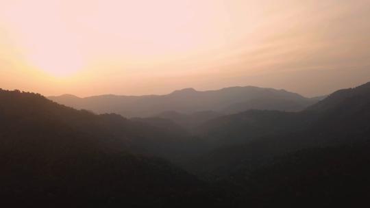 461_在美丽的日落中眺望山脉的地平线