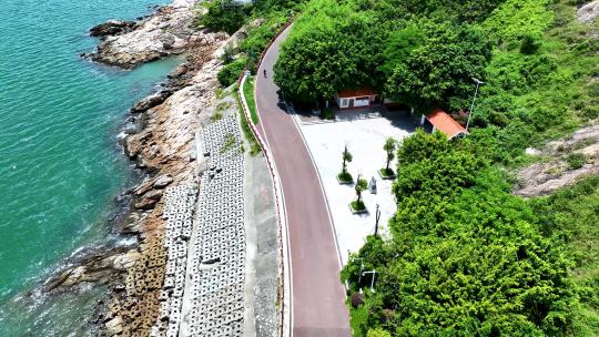 航拍蓝色大海礁石海滩海岸线绿道自然海景