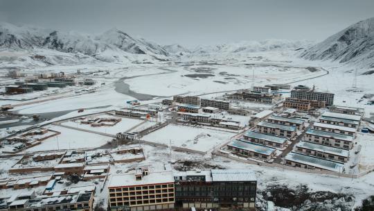西藏旅游风光317国道冰雪覆盖城镇江河视频素材模板下载