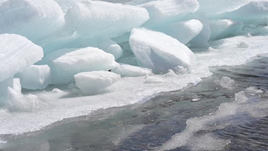 新疆赛里木湖蓝冰冰块冬季冬天冬季