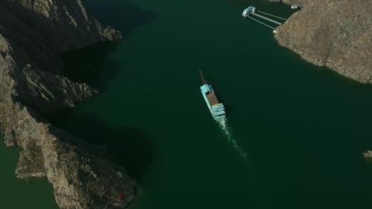 清理湖中沙子的工程船在蓝色的湖面上航行