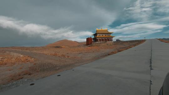 西藏旅游风光318国道车窗外金顶佛寺