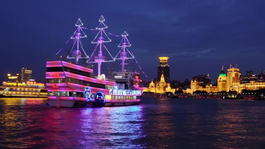 轮船驶过黄浦江远处的外滩